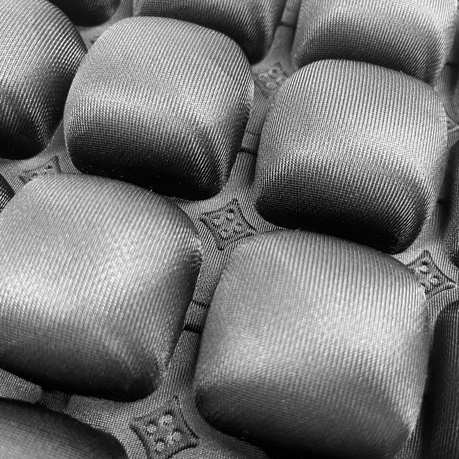 Vibration Isolation in Heavy Construction Machinery: 36-Cell Pneumatic Cushions for Bulldozers & Excavators